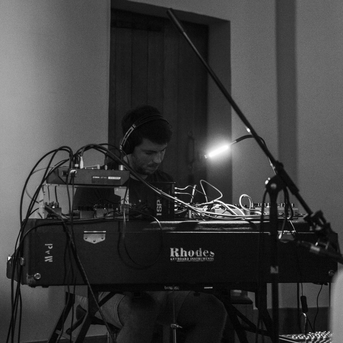 Matthias Dewilde aan de Fender Rhodes